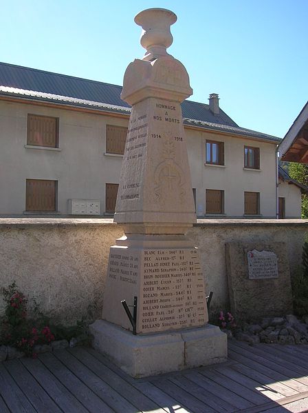 File:Corrençon abc8 monument aux morts.jpg