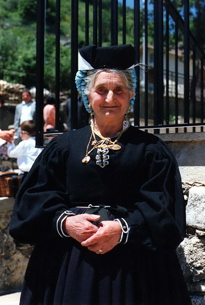 File:Costume di scanno 2.jpg