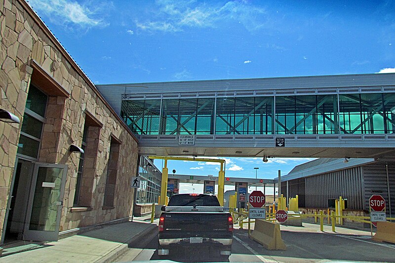 File:Coutts, Alberta border crossing into the USA.jpg