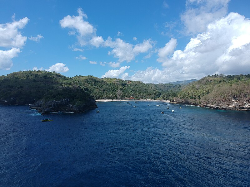 File:Crystal Bay, Nusa Penida 2017-08-20 (7).jpg