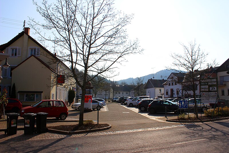 File:Düppenweiler Dorfplatz 02.JPG