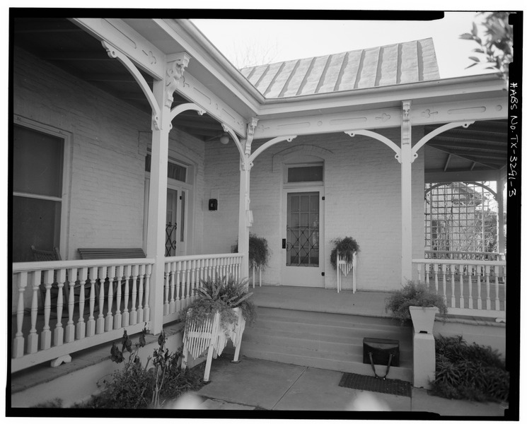 File:DETAIL OF FRONT PORCH. - Zoila de la Garza House, 509 Iturbide Street, Laredo, Webb County, TX HABS TEX,240-LARD,5-3.tif