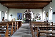 Vue intérieure de la chapelle vers le chœur.