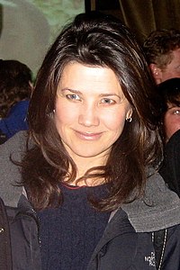Daphne Zuniga, Victoria Davis tolmácsa.