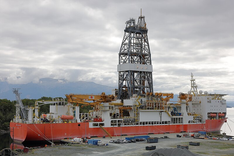 File:Deep Value Driller docked at Nedrevåge.jpg