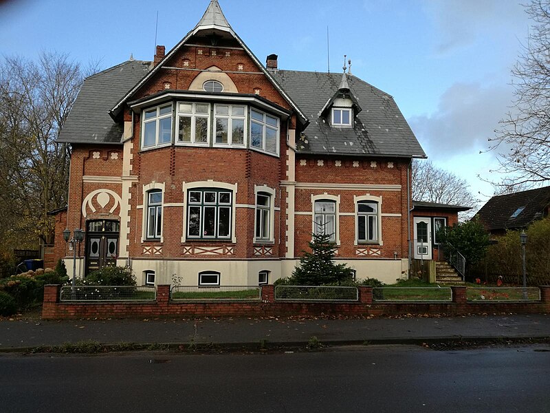 File:Denkmalgeschützte Villa in Hennstedt Dithmarschen.jpg