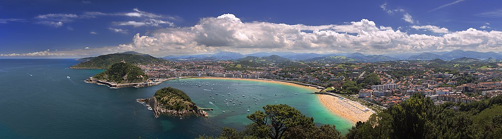 Vue panoramique de la baie et de la plage de la Concha situées devant la ville de Saint-Sébastien. Vue prise depuis le Mont Igueldo.