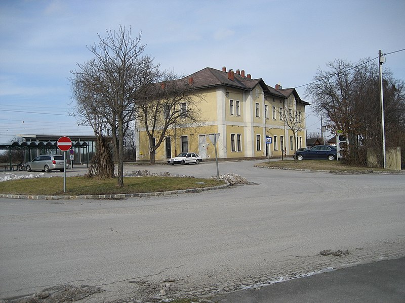 File:Droesing-Bahnhof-01.jpg