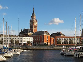 Balai Kota Dunkirk dan pelabuhan