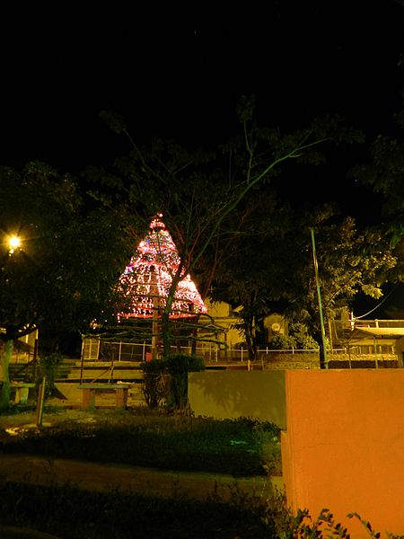 File:El árbol de navidad al fondo, la parroquia San Caralampio..JPG