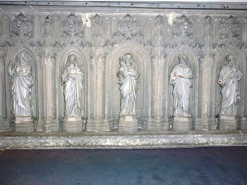File:Estrée-Blanche (Pas-de-Calais, Fr) église, autel, statues dessous de l'autel.JPG