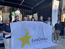 Bandiera degli EuroGames presentata alla cerimonia di apertura di Berna 2023.