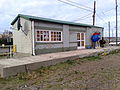 La estación ferroviaria hoy como edificio de viviendas, aún conserva su andén.