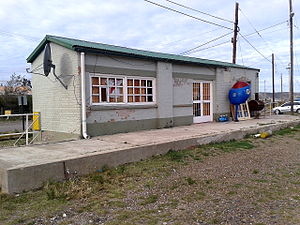 Ex estación Astra hoy vuelta una vivienda familiar. Nótese que aún conserva su andén y un teléfono público de principios de los 80, época que fuera una central telefónica.