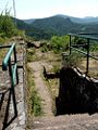 Blick über die vordere Burg über den Pfälzerwald, zu erkennen sind Mauerreste des Palas