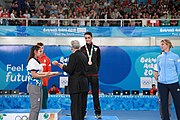 Deutsch: Fechten bei den Olympischen Jugend-Sommerspielen 2018: Tag 1, 7. Oktober 2018, Jungen, Säbel, Siegerehrung - Gold: Krisztián Rabb (HUN), Silber: Hyun Jun (KOR), Bronze: Mazen Elaraby (EGY); Medaillen überreicht durch IOC-Mitglied Britta Heidemann, Maskottchen überreicht durch FIE-Generalsekretär Emmanuel Katsiadakis English: Fencing at the 2018 Summer Youth Olympics at 7 October 2018 – Boys' sabre Medal ceremony – Gold: Krisztián Rabb (HUN), Silver: Hyun Jun (KOR), Bronze: Mazen Elaraby (EGY); Medal presenter: IOC member Britta Heidemann, Mascot presenter: FIE Secretary General Emmanuel Katsiadakis