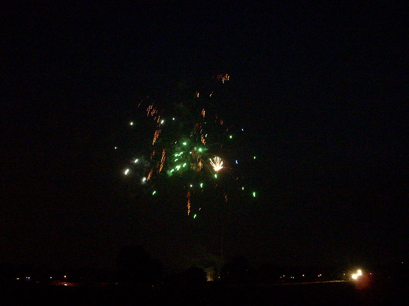 File:Feuerwerk Uerdingen 2008 (2).jpg