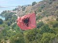 飘扬在布特林特的阿尔巴尼亚国旗