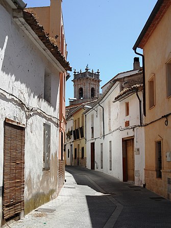 Font de la Figuera. Carrer de Sant Cristòfol i església.JPG