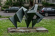 Die Skulptur "Formentfaltung" von Walter Schelenz steht in Freiburg in der Mozartstraße 58 vot dem Gebäude "Vermögen und Bau Baden-Württemberg, Amt Freiburg"