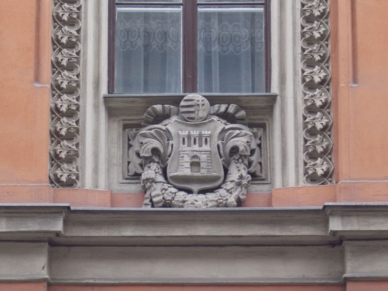 File:Former Víziváros Prefecture. Fő Street side. Coat of arms. - 3 Fő Street, Budapest.JPG