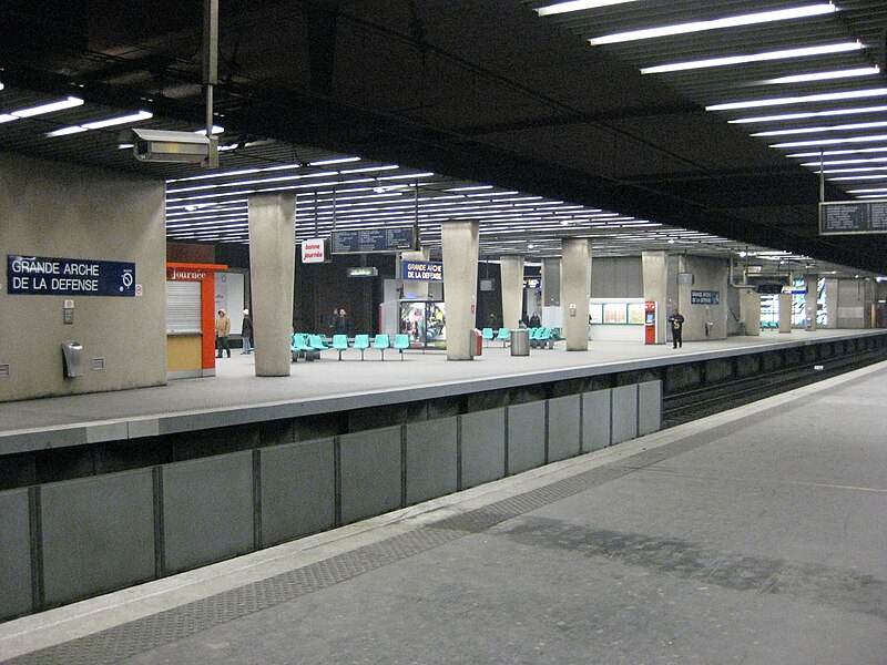 File:Gare RATP La Défense.JPG