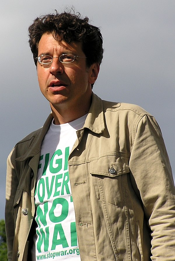 Monbiot at a Make Poverty History rally in Edinburgh, July 2005