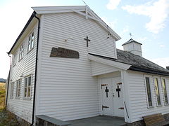 Gjesvr kirke, inngangen.jpg 