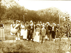 Wilhelm von Gloeden (1856-1931), photographie d'un groupe de personnes en costume sicilien derrière un ciaramiddaru
