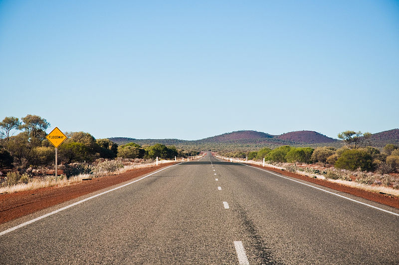 Datei:Gone Driveabout 25, Great Northern Highway near Payne's Find, Western Australia, 25 Oct. 2010 - Flickr - PhillipC.jpg