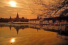 Plik:Hévíz_Lake_in_autumn.jpg