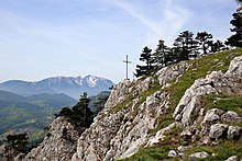 Blick Richtung Schneeberg unmittelbar vor dem Ausstieg des Wagnersteiges; in der Bildmitte das Wildenauer-Gedenkkreuz auf der Großen Kanzel.