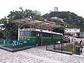 已退役的第四代綠色車廂纜車被放置於山頂總站外以旅發局旅客諮詢中心形式永久運作
