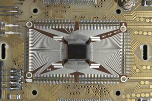 Photo of HP48SX 1LT8 SoC die containing an embedded Saturn CPU
