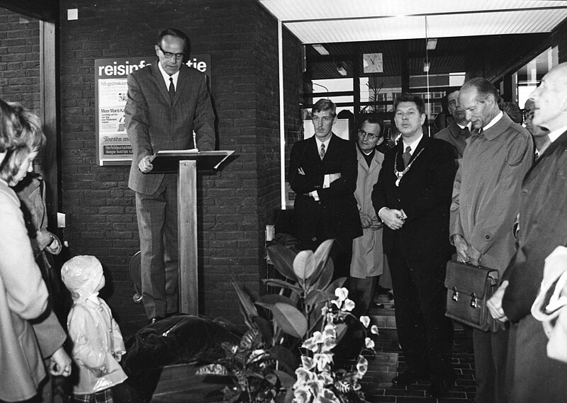 File:HUA-165609-Afbeelding van ir. J. Slinkers (chef van het district Midden van de dienst van Exploitatie van N.S.) tijdens zijn toespraak ter gelegenheid van de opening van het nieuwe gebouw van het N.S.-station We.jpg