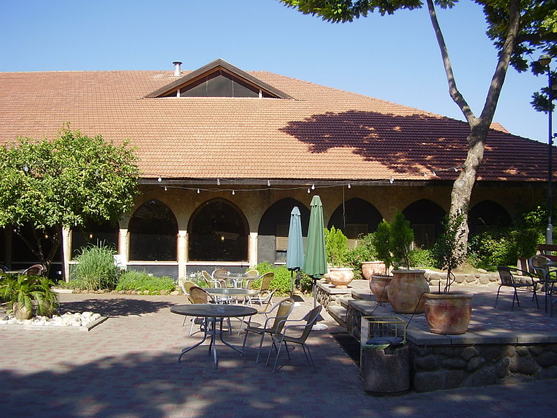 File:Hagoshrim hotel in Kibbutz Hagoshrim.JPG