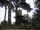 Em Hartwell, a Igreja da Assunção da Bem-Aventurada Virgem Maria encomendada por Sir William Lee.