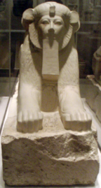 Sfinge del faraone egiziano Hatshepsut con orecchie insolite e gorgiera, 1503-1482 a.C.