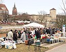 Leibnizufer: Alter Leineverlauf mit Leinebefestigungsmauer mit Stützsteinen der ehemaligen Bebauung, Duve-Brunnen