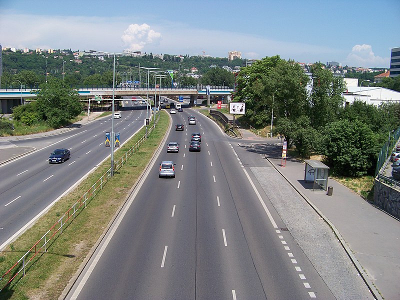 File:Holešovice, Argentinská a zastávka Jankovcova, z Vrbenského.jpg