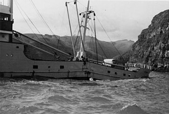 Holmbank, on 20 September 1963, aground on Whale Rock and breaking up. Holmbank wrecked on Whale Rock.jpg