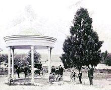 Picture of Hume Spring Hume Spring (c.1900) owned by Frank Hume (pictured far right).jpg
