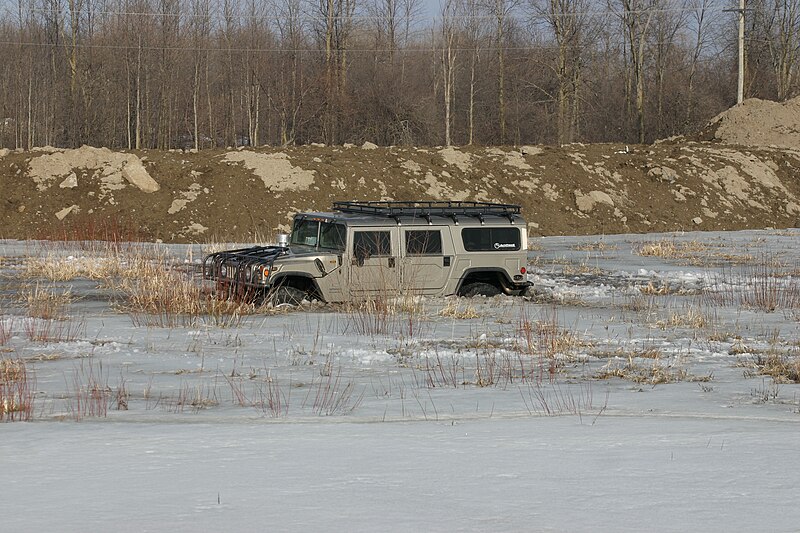 File:Hummer H1 ice 1.jpg