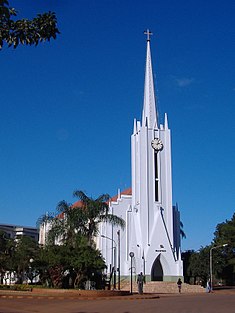 Cathédrale Saint-Antoine-de-Padoue d'Oberá. Construite en 1944, détruite par un incendie en 1985, elle fut reconstruite puis réinaugurée en 1987.