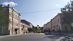 Вид на Ильину улицу от Торговых рядов. На заднем плане — церковь Спаса Преображения
