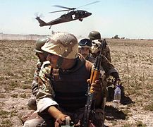 Des soldats irakiens s'entraînent au combat aéromobile dans la région de Bagdad en août 2007.
