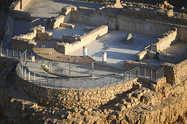 Die obere Terrasse, hier im Luftbild, zeigt römische Villenbebauung und eine restaurierte Aussichtsplattform