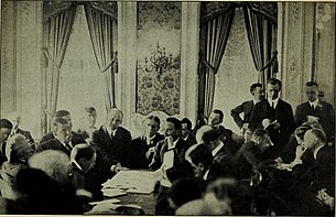 1912年5月27日，參議院調查委員會正在質疑白星航運董事長布魯士·伊斯梅（托腮者）的說詞