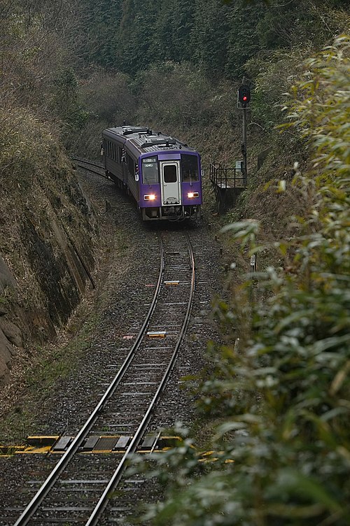 KiHa 120 diesel car on a rural section in March 2007