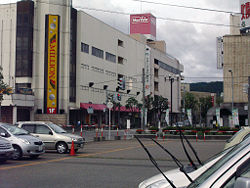 横手駅から駅前通りを眺める （再開発事業完成前の2007年の様子）